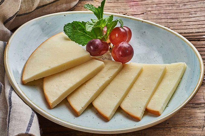 Ломтики сыра Сулгуни