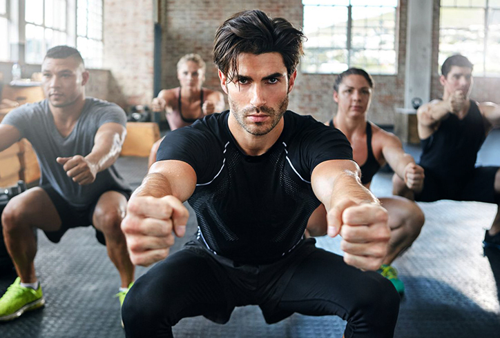 Люди приседают