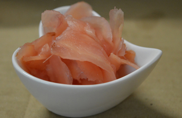 Маринованный имбирь в чаше