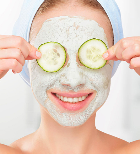 Маска из огурца на лице