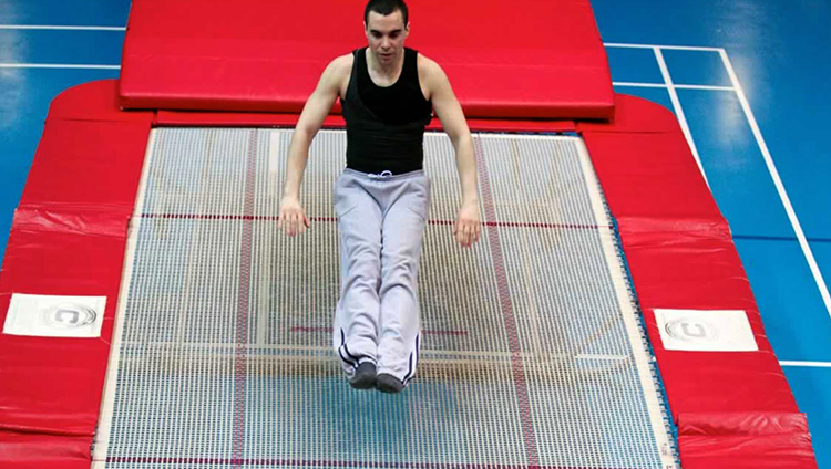 Мужчина на батуте