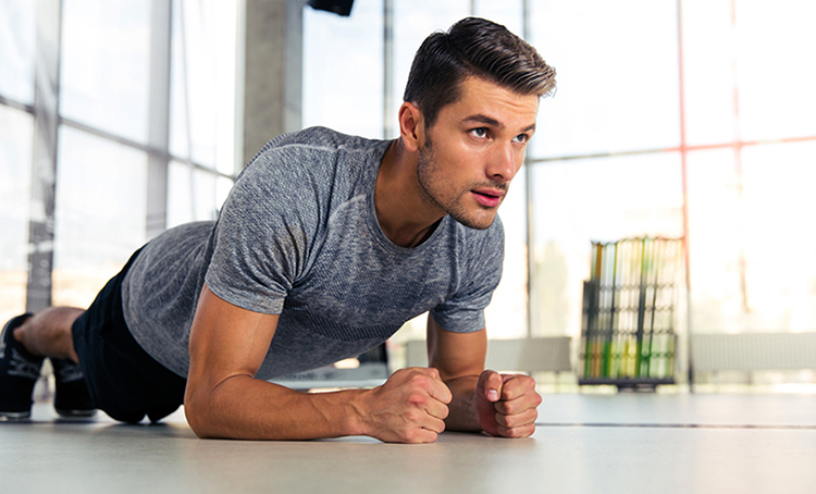 Мужчина делает планку