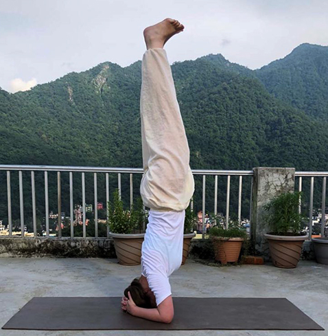 Мужчина стоит на голове