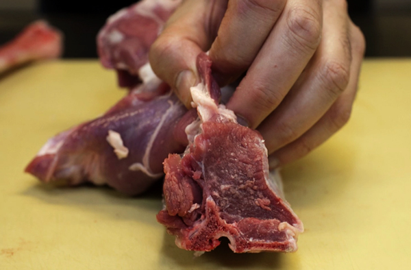 Мясо козы в руках