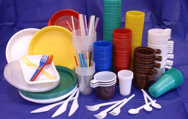 Много пластиковой посуды
