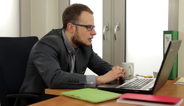 Мужчина сидит