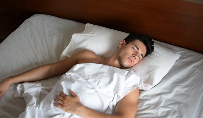 Мужчина спит один