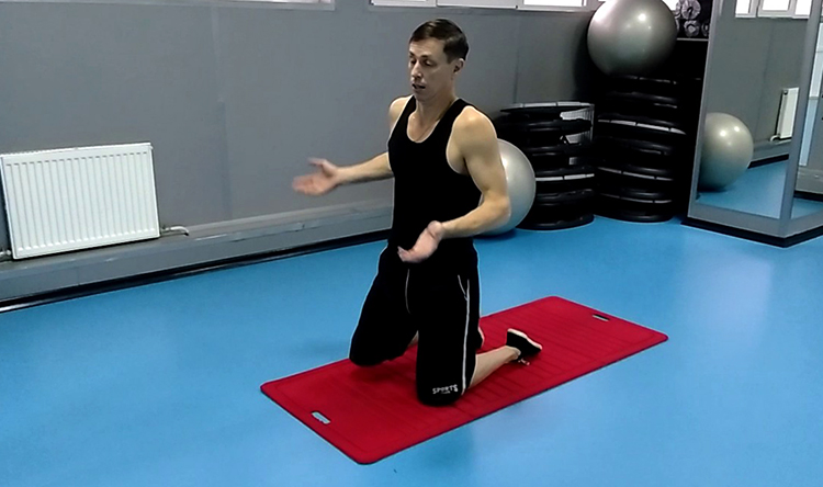 Мужчины ходят на коленях