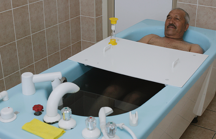 Мужчина принимает ванну