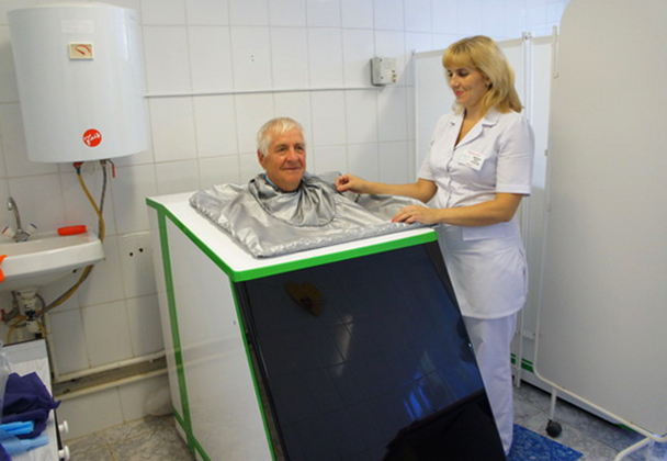 Мужчина принимает ванну