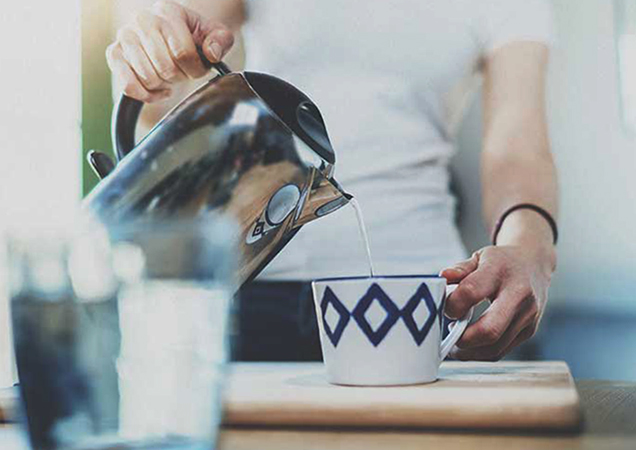 Наливание кипяченой воды