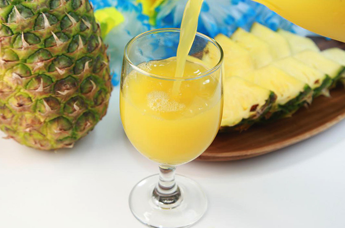 Налитие ананасового сока