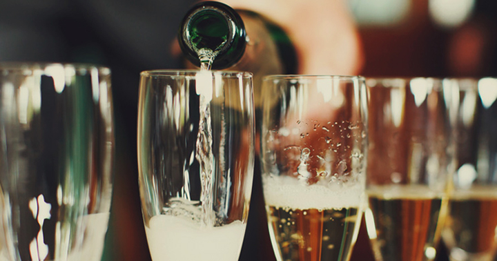 Налитие шампанского