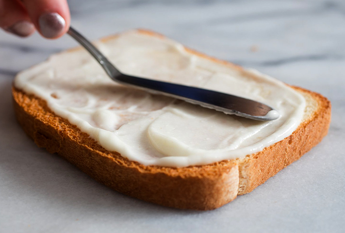 Намазывание майонеза