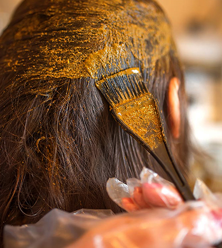 Нанесение хны на волосы