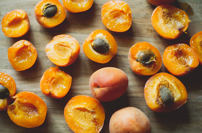 Нарезанные абрикосы