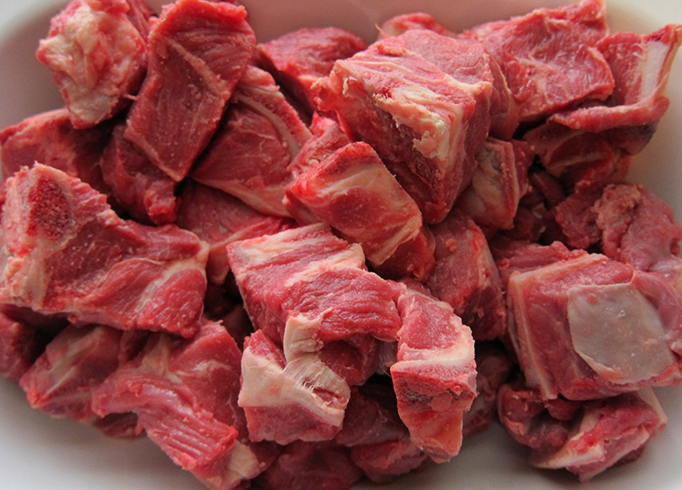 Нарезанное мясо козы