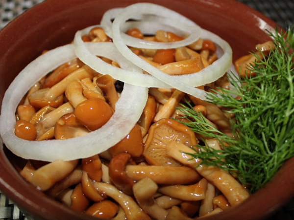 Опята с луком