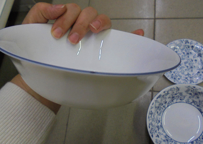 Опаловая посуда в руках