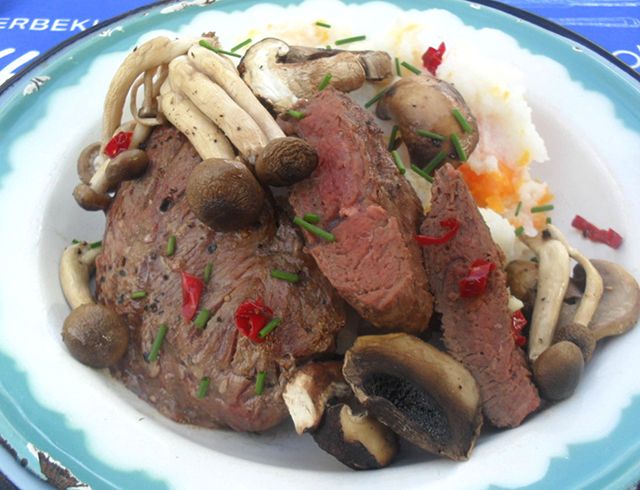 Мясо страуса с грибами