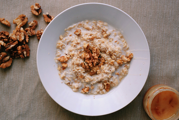Овсяная каша с орехами