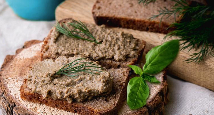 Паштет с хлебом