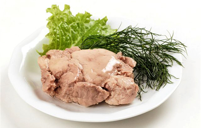 Печень трески в тарелке