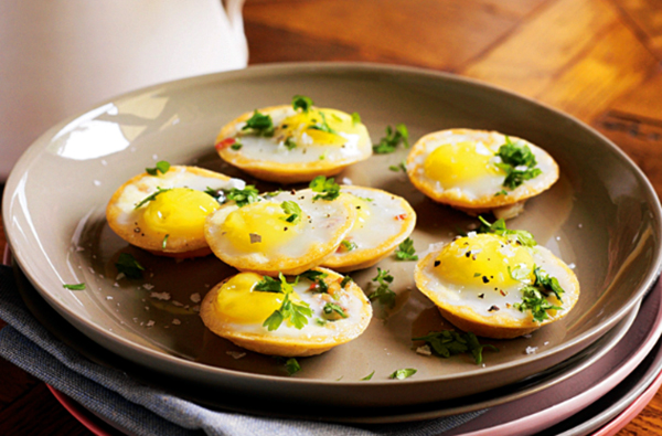 Перепелиные яйца в сковородке