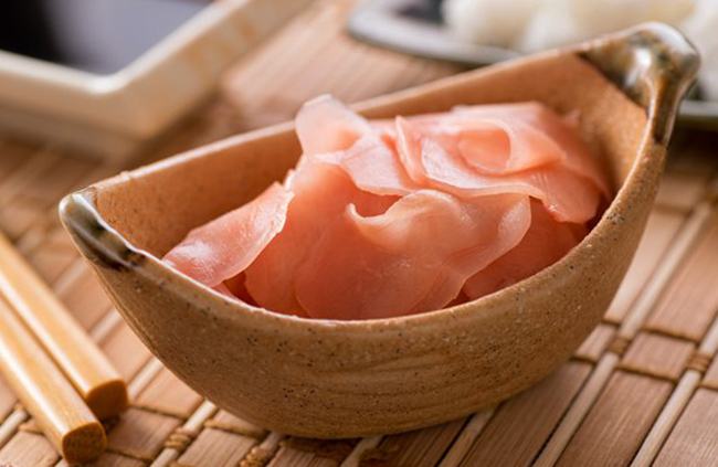 Подача сушенного имбиря вместе с суши