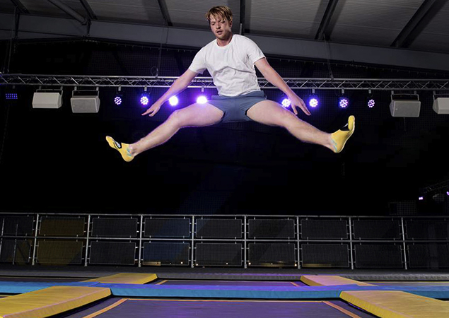 Прыжок на батуте