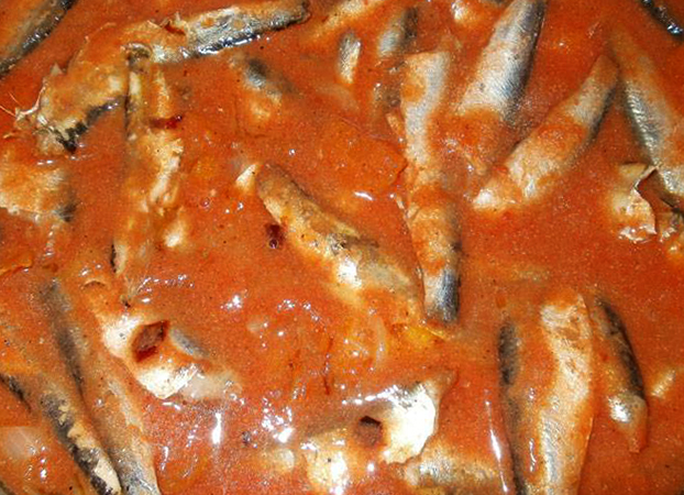 Приготовленная килька в томатном соусе