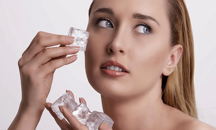 Во время протирания лица льдом