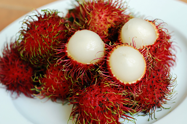 Тарелка рамбутанов