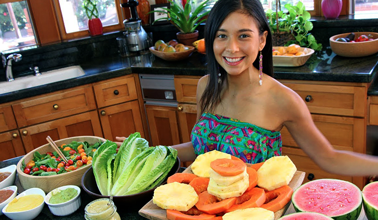 Девушка и сырая еда