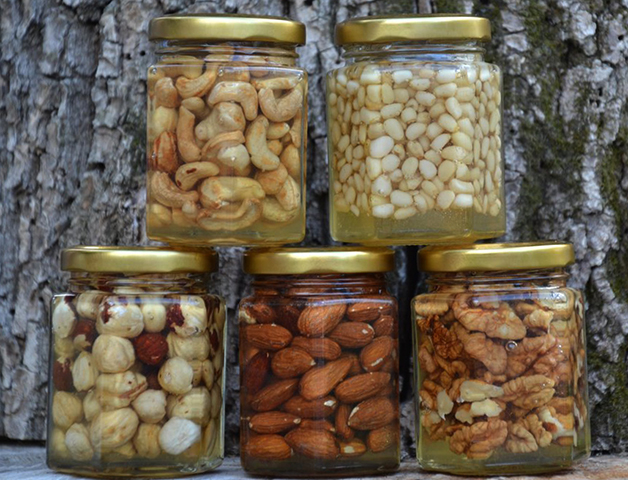 Разные орехи в банках