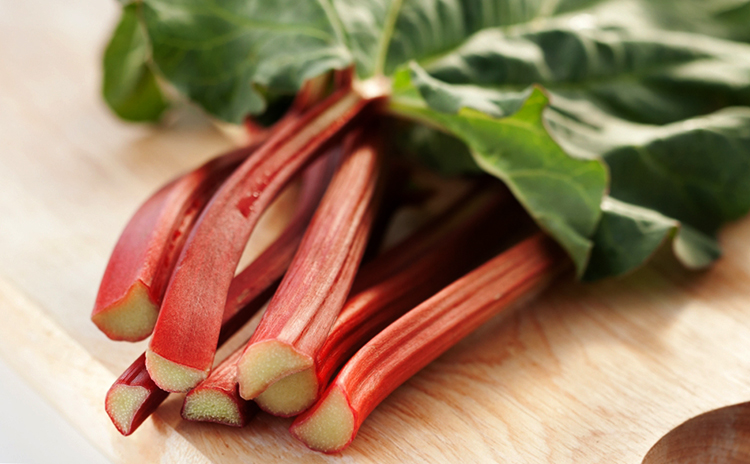 Ревень на столе