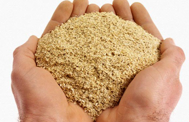 Рисовые отруби в руках