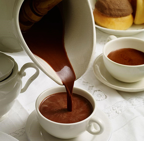 Разлив горячего шоколада