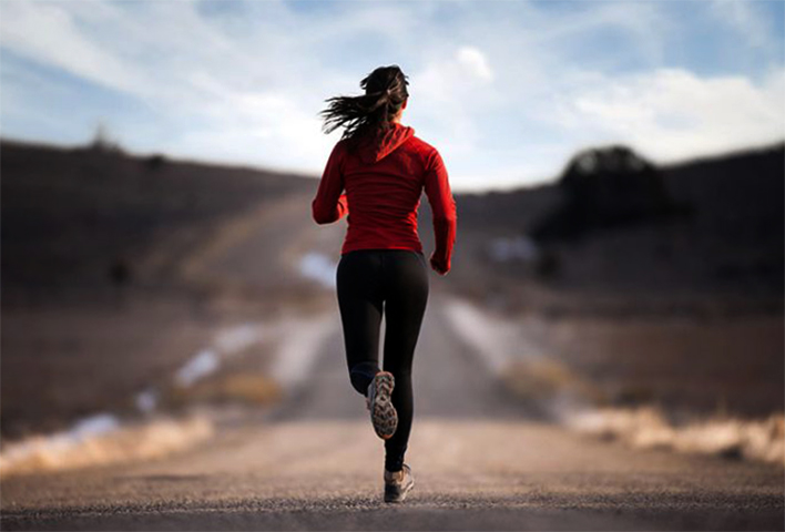 Девушка бежит