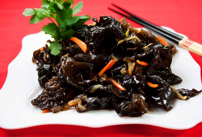 Салат в древесными грибами