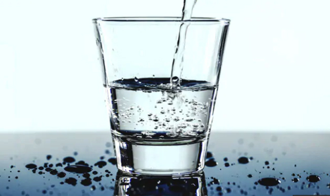 Стакан с щелочной водой