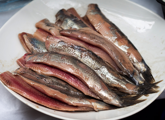 Селедка в тарелке