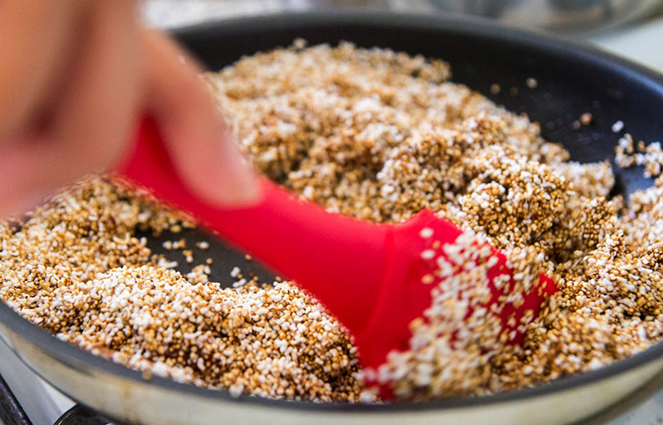 Семена амаранта в сковородке