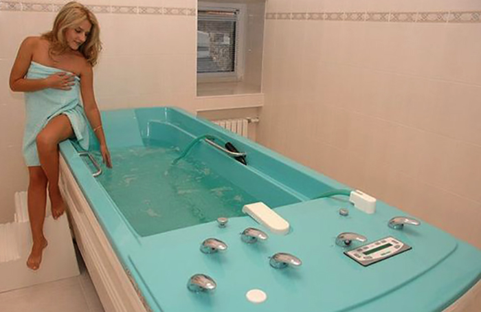 Девушка перед принятием ванны