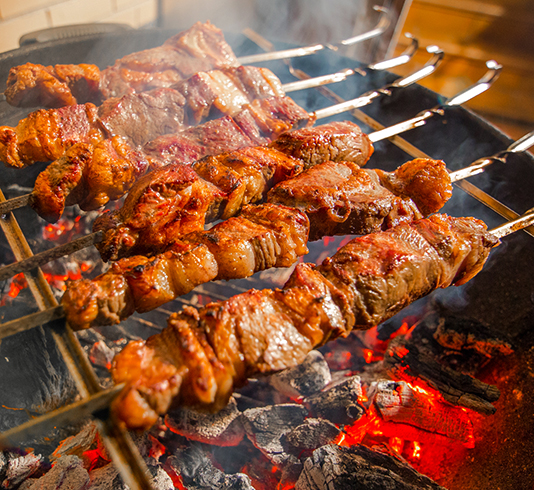 Шашлык готовят