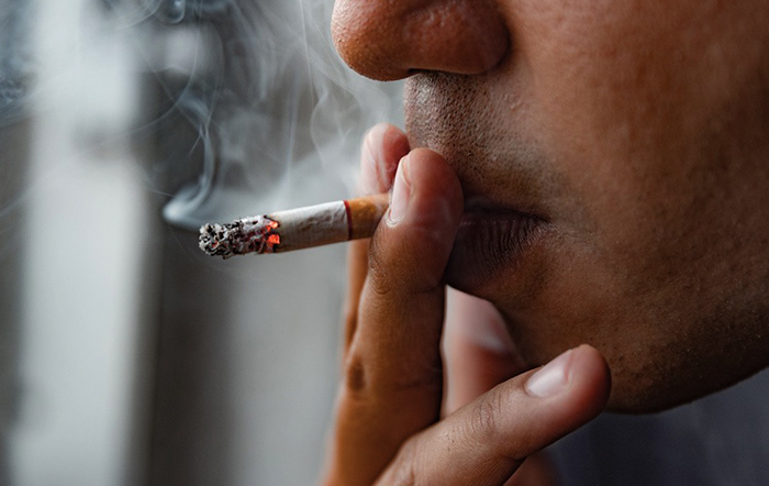 Курение сигареты