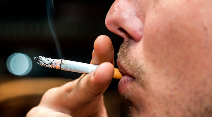 Курение сигареты