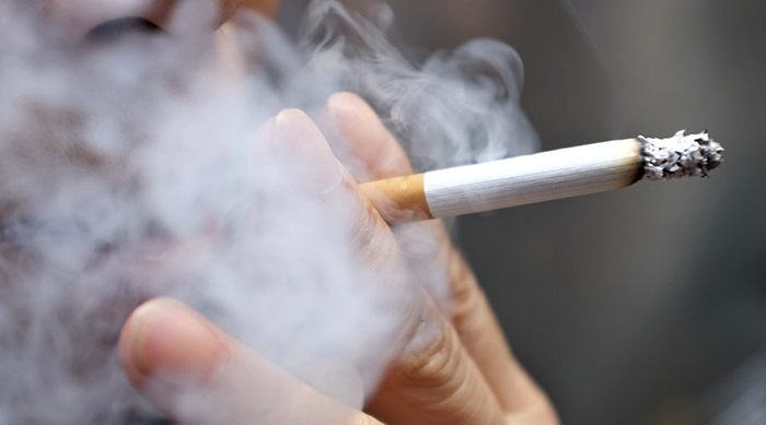 Курение сигареты