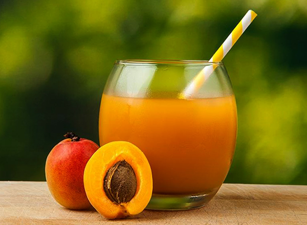 Стакан сока и абрикосы
