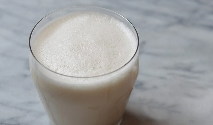 Стакан овечьего молока